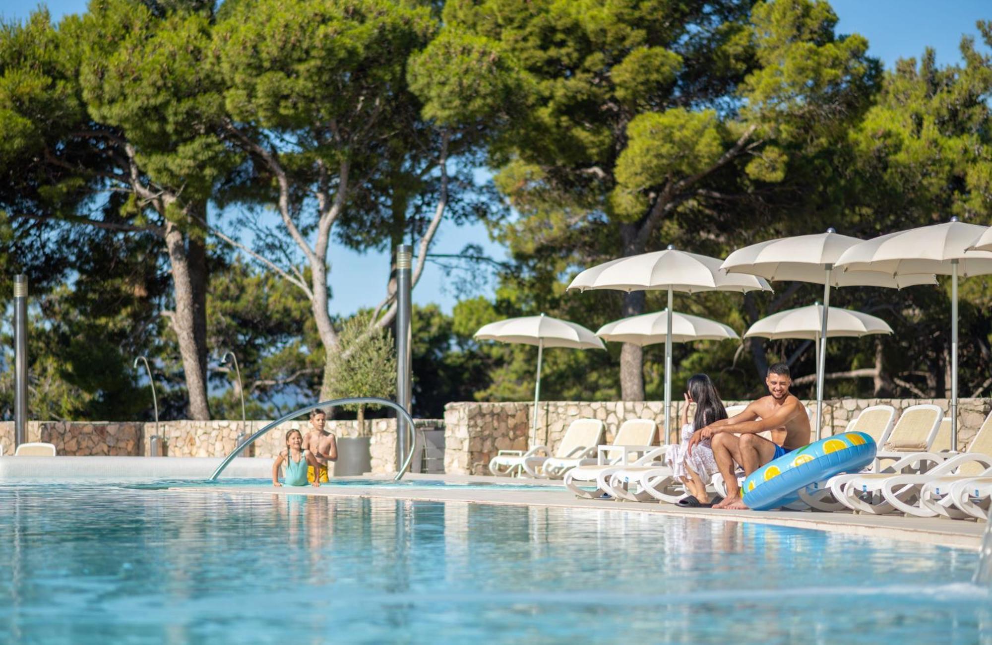 Bluesun Hotel Elaphusa Bol Bagian luar foto